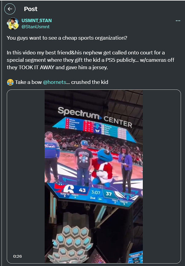 NBA夏洛特黃蜂隊送給一個小球迷PS5然後收回 引起眾怒 NBA夏洛特黃蜂隊送給一個小球迷PS5然後收回 引起眾怒
