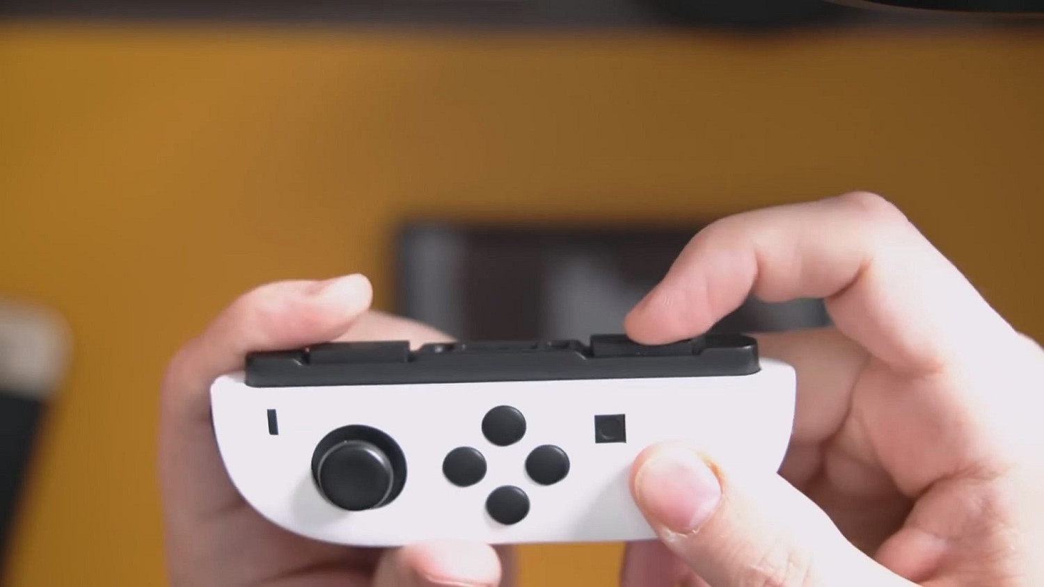 Switch 2外觀模型爆料影片:顯示器、手把都更大一些 Switch 2外觀模型爆料影片:顯示器、手把都更大一些