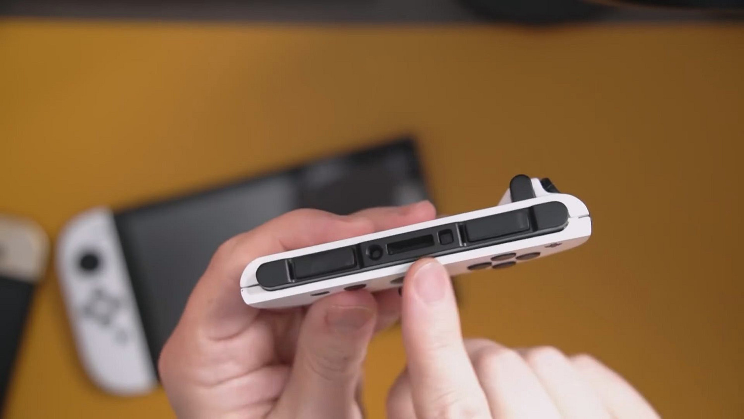 Switch 2外觀模型爆料影片:顯示器、手把都更大一些 Switch 2外觀模型爆料影片:顯示器、手把都更大一些