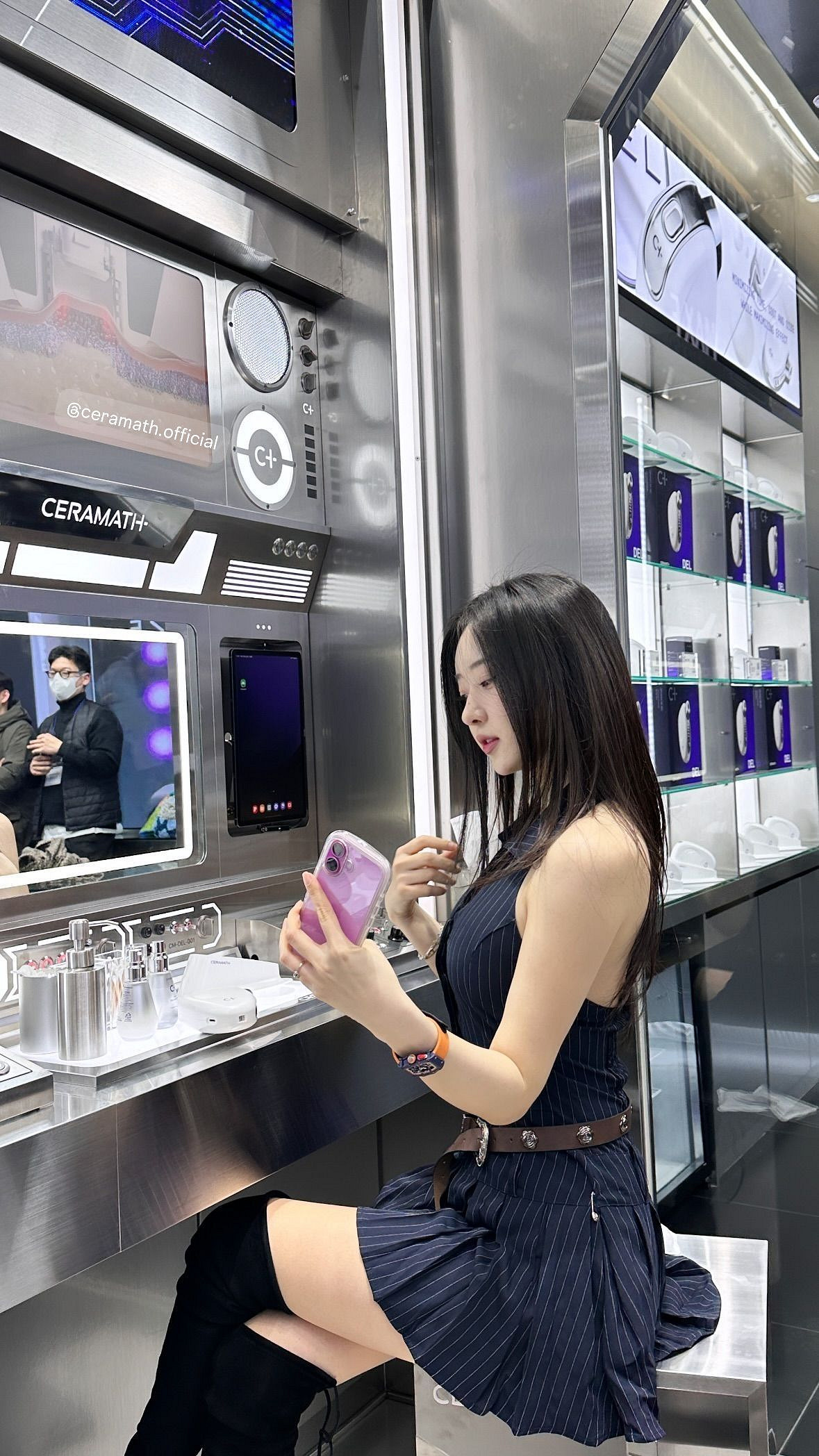 《劍星》女主體模申在恩聖誕節新照 深不可測的事業線