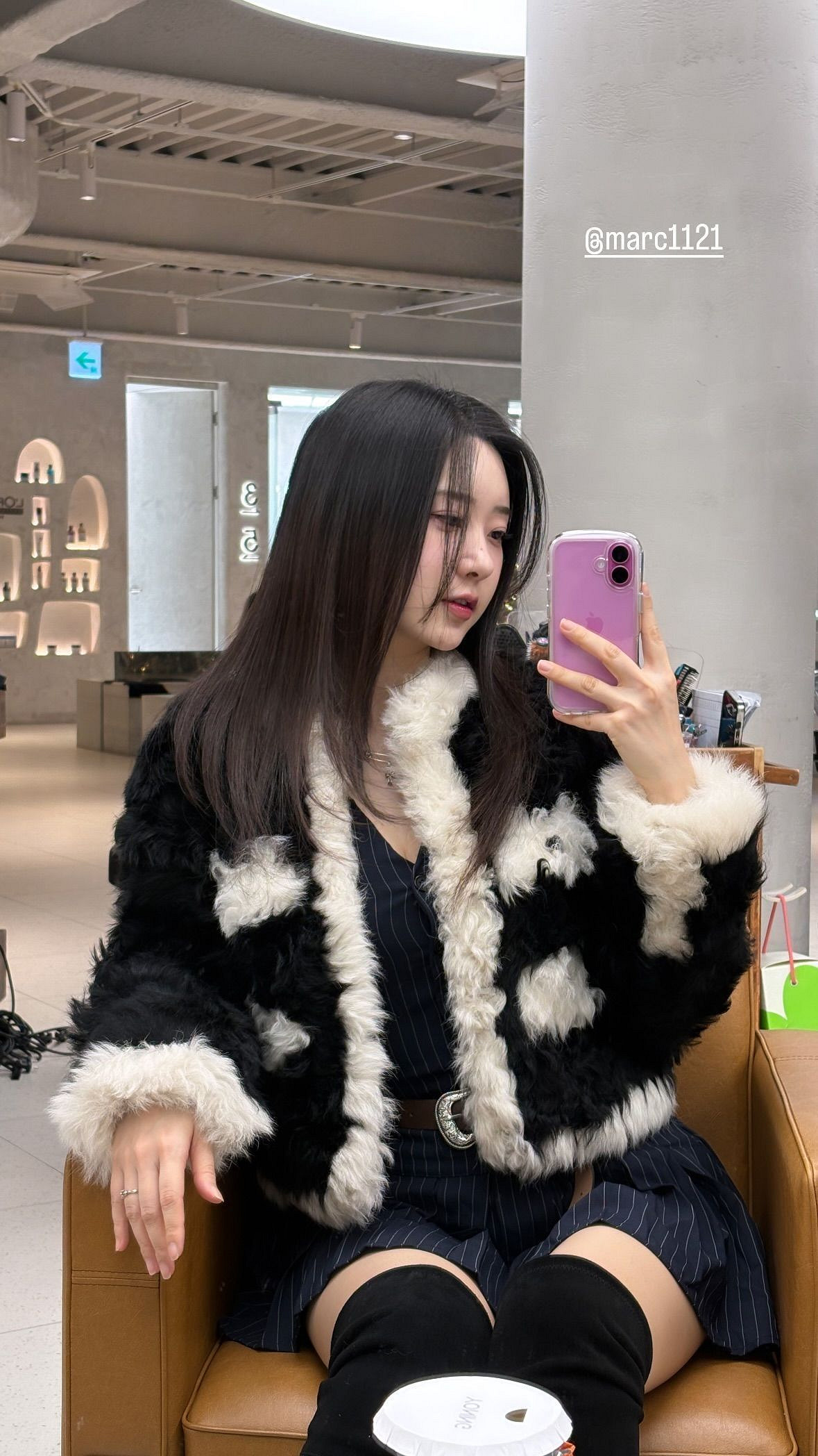 《劍星》女主體模申在恩聖誕節新照 深不可測的事業線