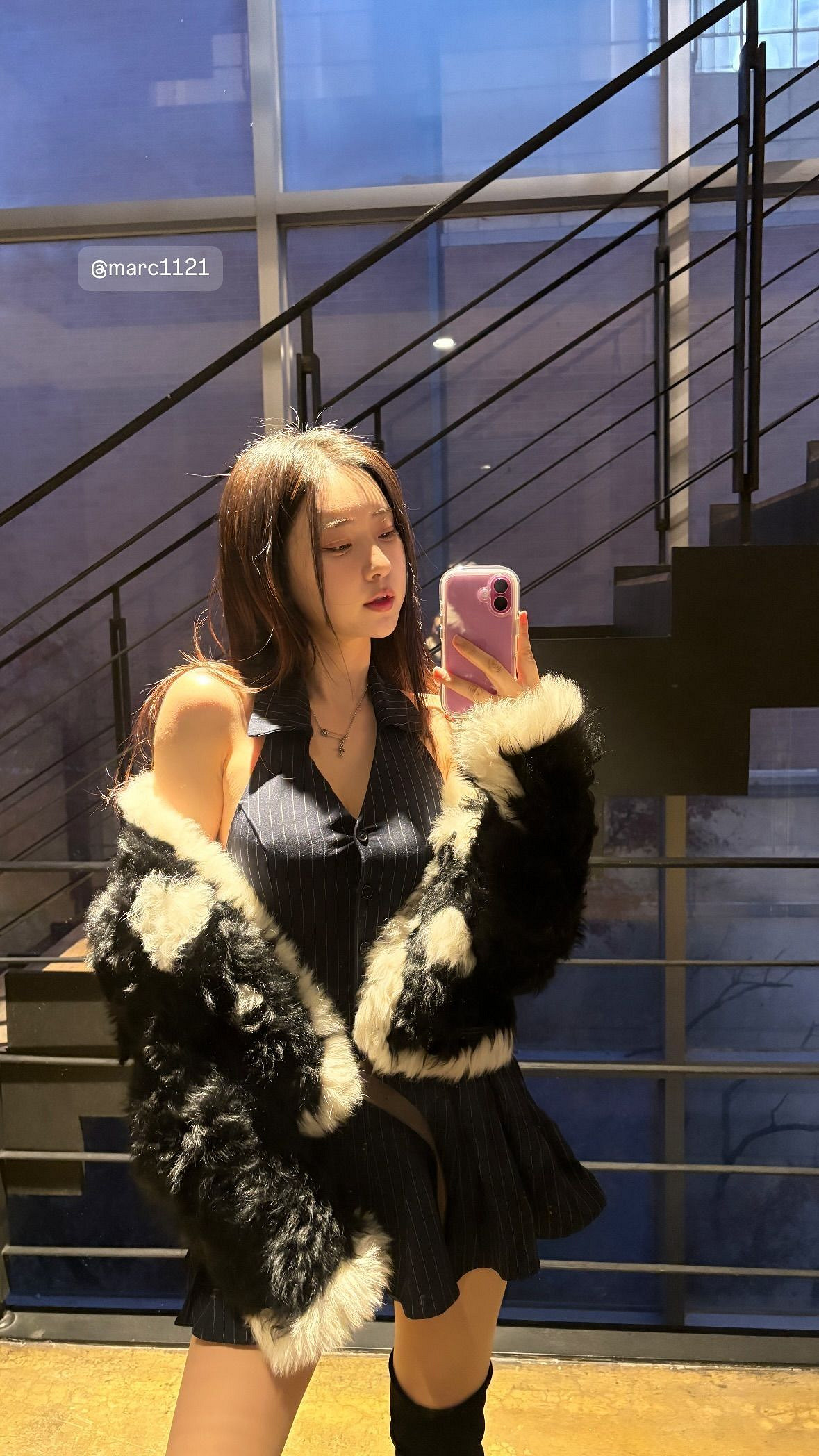 《劍星》女主體模申在恩聖誕節新照 深不可測的事業線