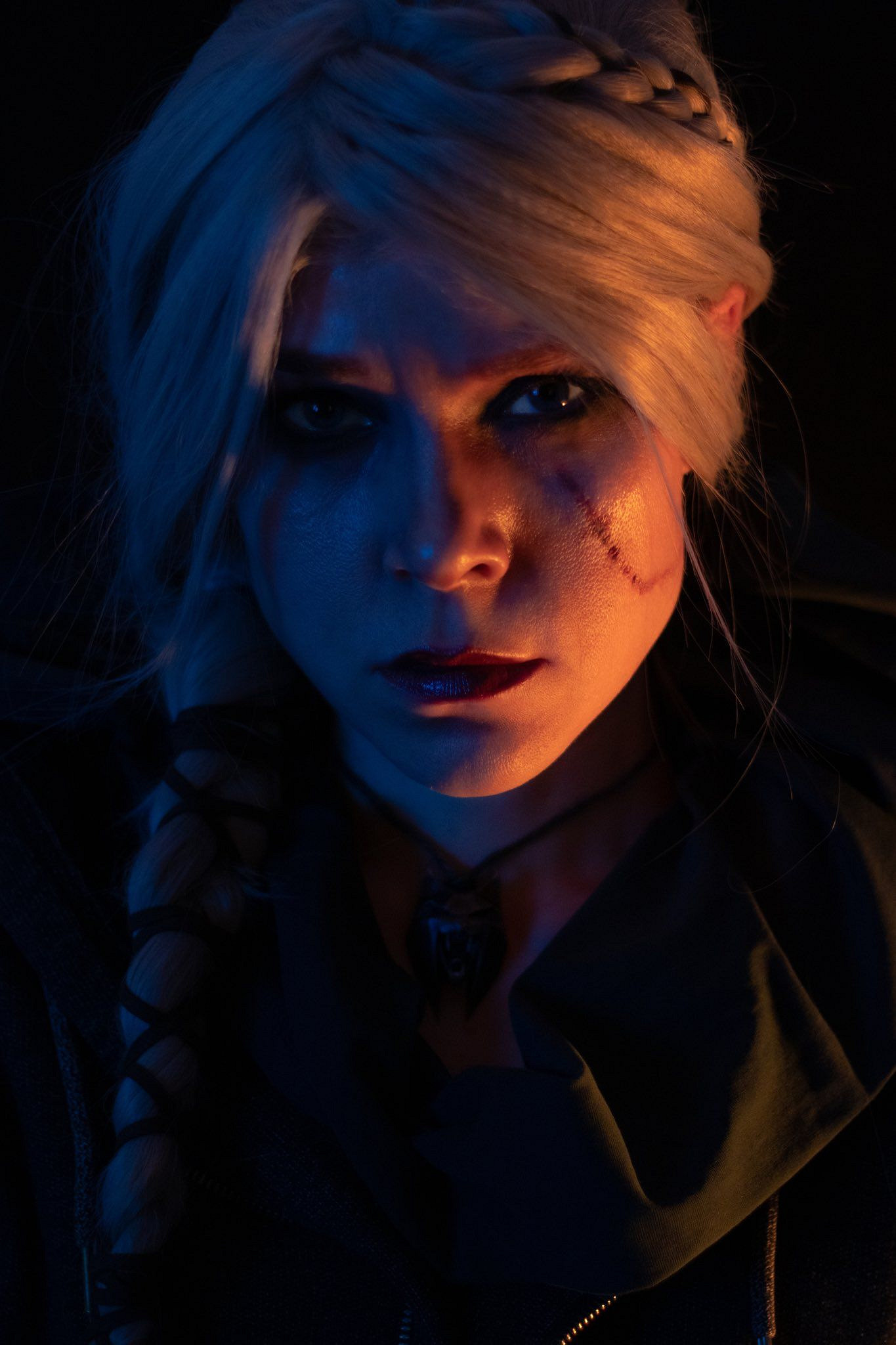 毛妹湊COS《巫師4》希裡 冷峻眼神、大紅唇美豔無雙