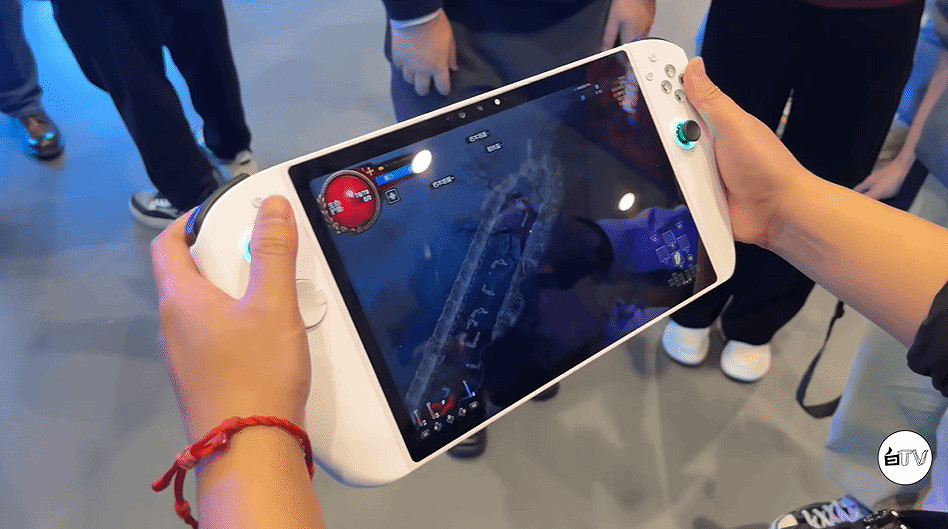 騰訊遊戲掌機“3D One”曝光:天哪!螢幕竟有11英寸 騰訊遊戲掌機“3D One”曝光:天哪!螢幕竟有11英寸