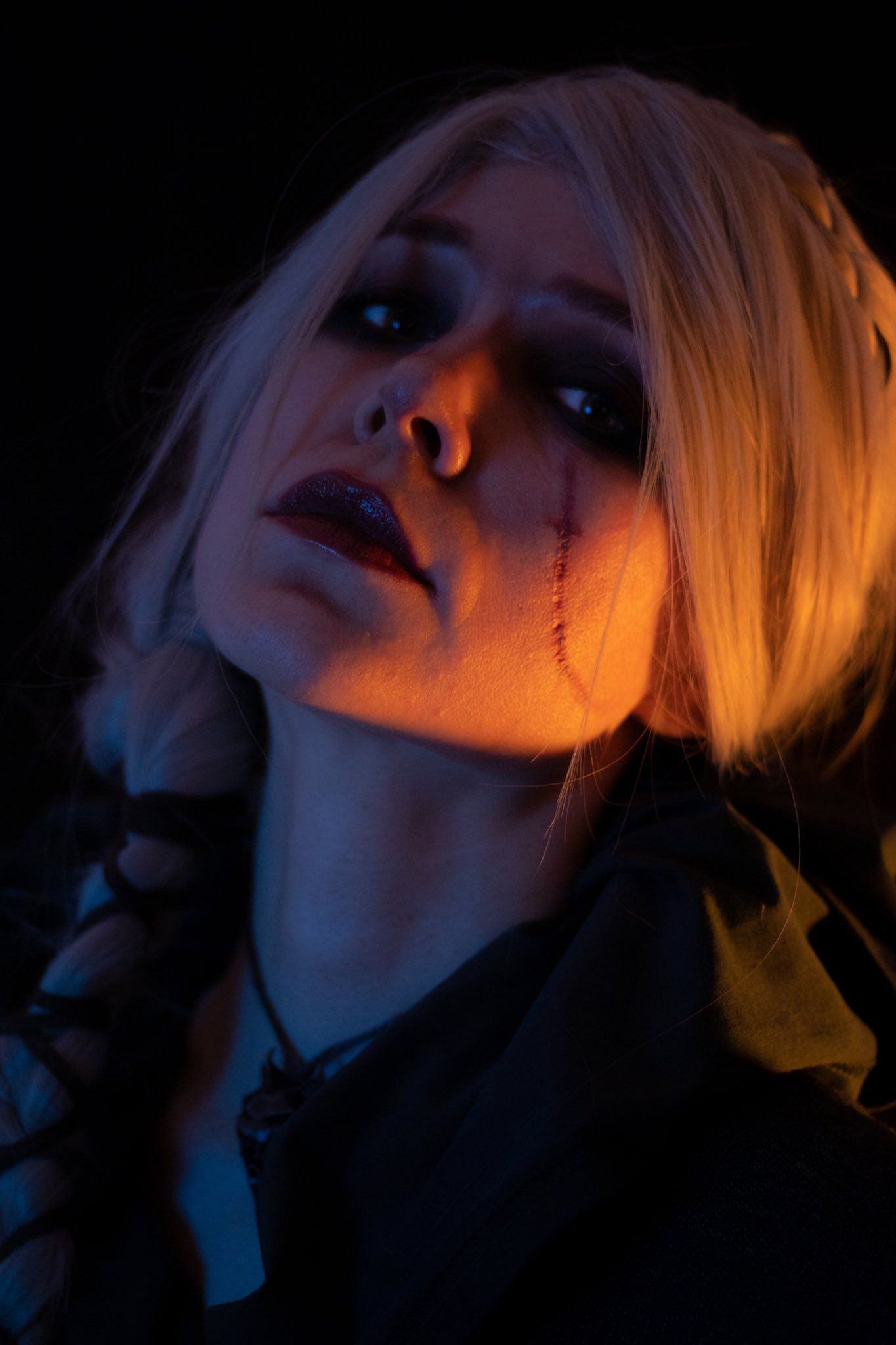 毛妹湊COS《巫師4》希裡 冷峻眼神、大紅唇美豔無雙