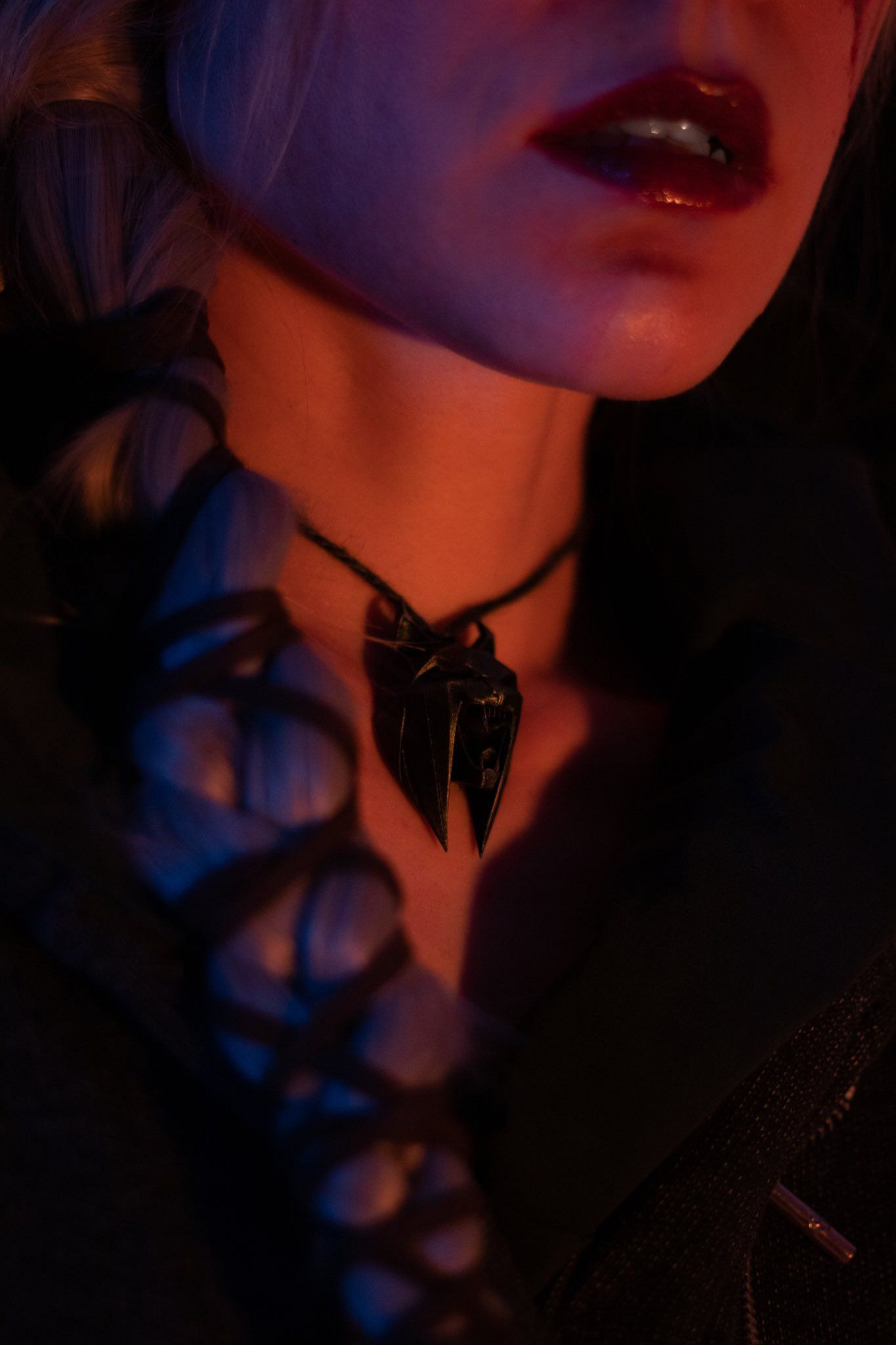 毛妹湊COS《巫師4》希裡 冷峻眼神、大紅唇美豔無雙