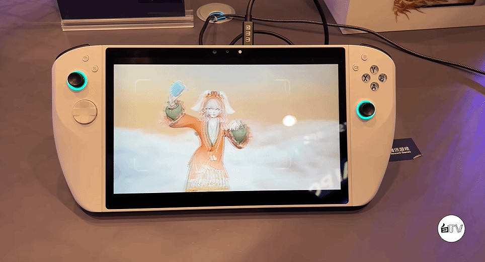 騰訊遊戲掌機“3D One”曝光:天哪!螢幕竟有11英寸 騰訊遊戲掌機“3D One”曝光:天哪!螢幕竟有11英寸