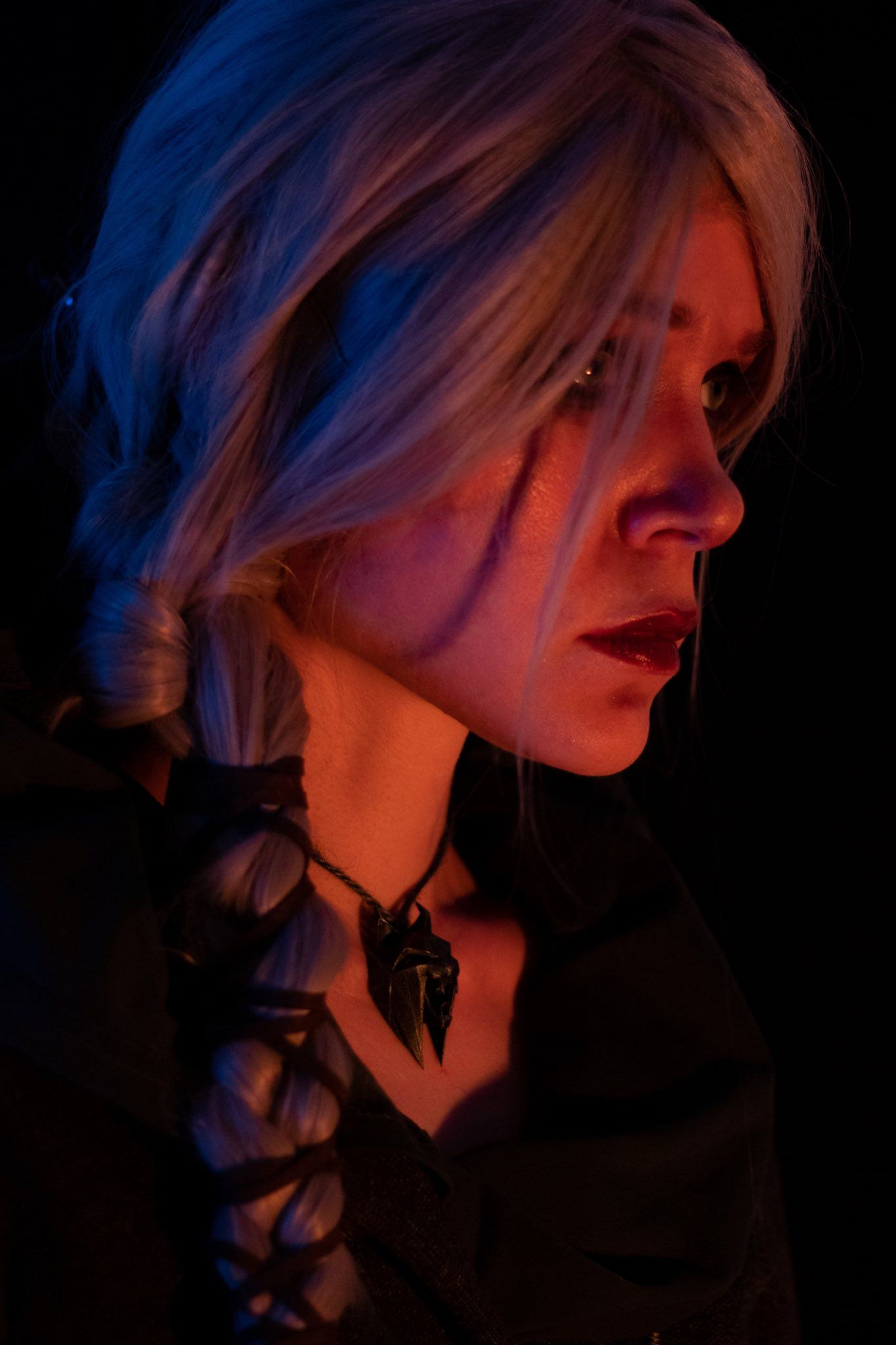 毛妹湊COS《巫師4》希裡 冷峻眼神、大紅唇美豔無雙