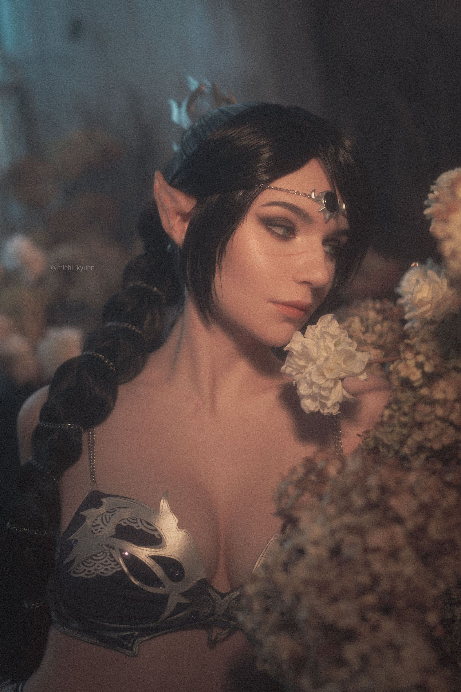 俄羅斯辣妹COS《柏德之門3》影心 性感身材妖嬈嫵媚