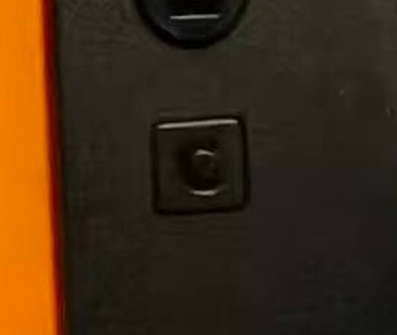 Switch 2的Joy-Con手把照片泄露：主體黑色配橙色腕帶