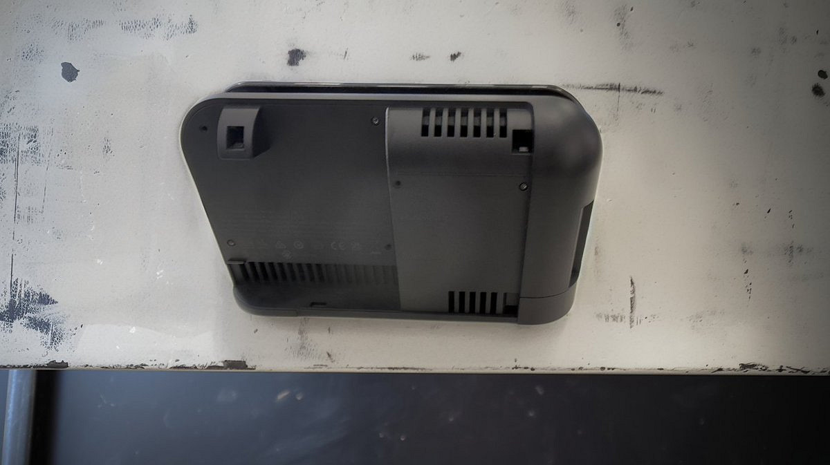 Switch 2的Joy-Con手把照片泄露：主體黑色配橙色腕帶