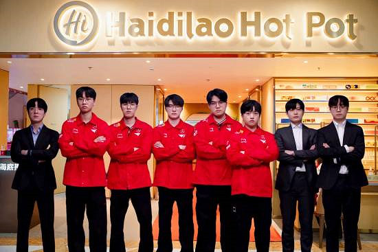 LOL T1戰隊爆改海底撈戰隊?新隊服被吐槽像大番茄! LOL T1戰隊爆改海底撈戰隊?新隊服被吐槽像大番茄!