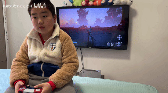 玩《黑神話》不傷眼？小孩哥背對螢幕擊敗大聖殘軀！