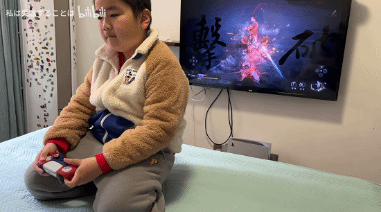 玩《黑神話》不傷眼？小孩哥背對螢幕擊敗大聖殘軀！