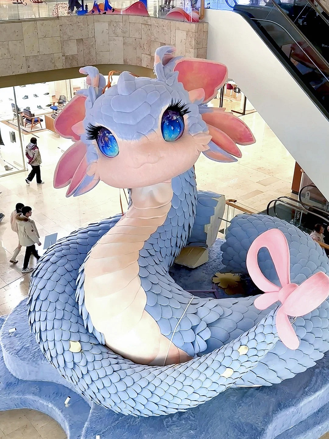 南京現藍色蛇寶吉祥物 難道參考的《帕魯》疾旋鼬？