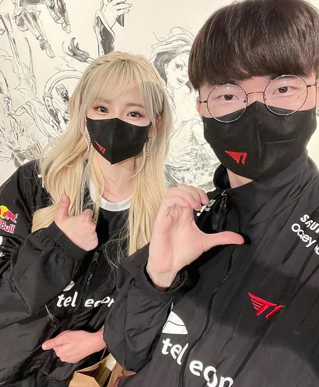 Faker疑似戀愛!知名漂亮女粉絲多次出現在其Vlog裡 Faker疑似戀愛!知名漂亮女粉絲多次出現在其Vlog裡