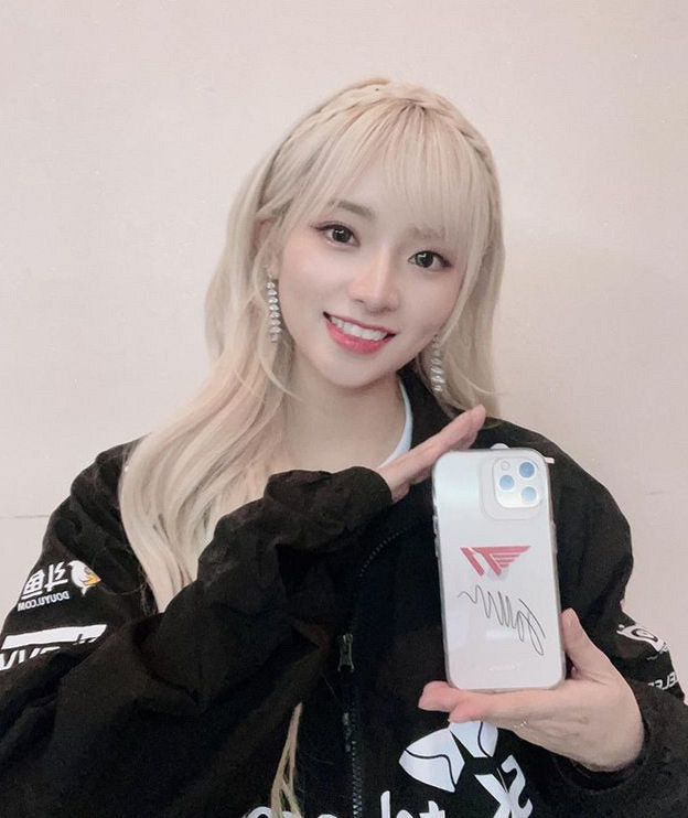 Faker疑似戀愛!知名漂亮女粉絲多次出現在其Vlog裡 Faker疑似戀愛!知名漂亮女粉絲多次出現在其Vlog裡