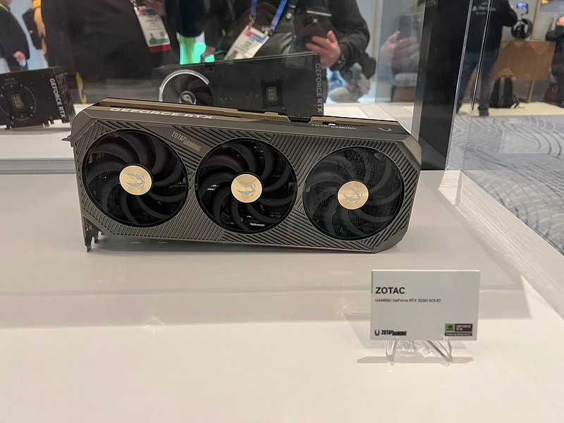 一大批RTX 5090來襲! NVIDIA 公版和AIC非公版顯卡圖賞 一大批RTX 5090來襲! NVIDIA 公版和AIC非公版顯卡圖賞