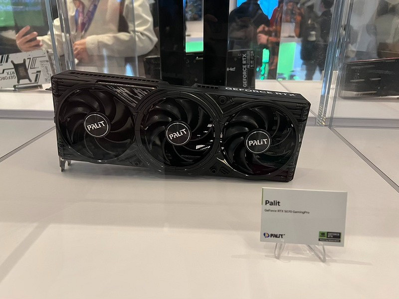 一大批RTX 5090來襲! NVIDIA 公版和AIC非公版顯卡圖賞 一大批RTX 5090來襲! NVIDIA 公版和AIC非公版顯卡圖賞