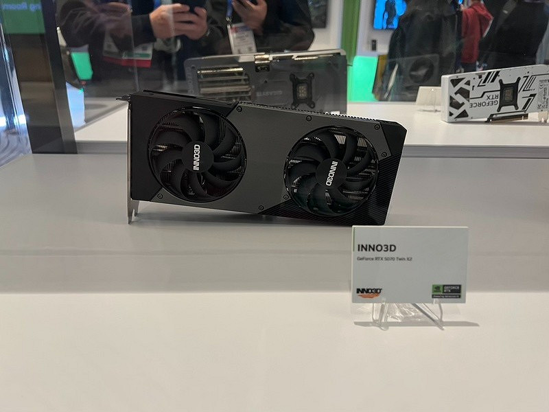 一大批RTX 5090來襲! NVIDIA 公版和AIC非公版顯卡圖賞 一大批RTX 5090來襲! NVIDIA 公版和AIC非公版顯卡圖賞