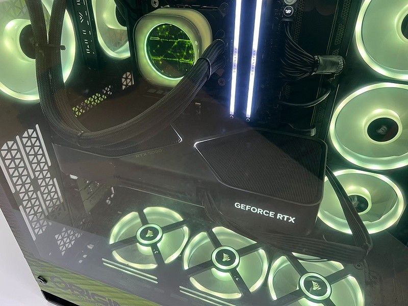 一大批RTX 5090來襲! NVIDIA 公版和AIC非公版顯卡圖賞 一大批RTX 5090來襲! NVIDIA 公版和AIC非公版顯卡圖賞
