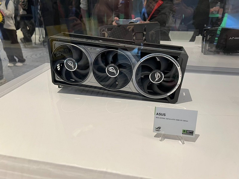 一大批RTX 5090來襲! NVIDIA 公版和AIC非公版顯卡圖賞 一大批RTX 5090來襲! NVIDIA 公版和AIC非公版顯卡圖賞