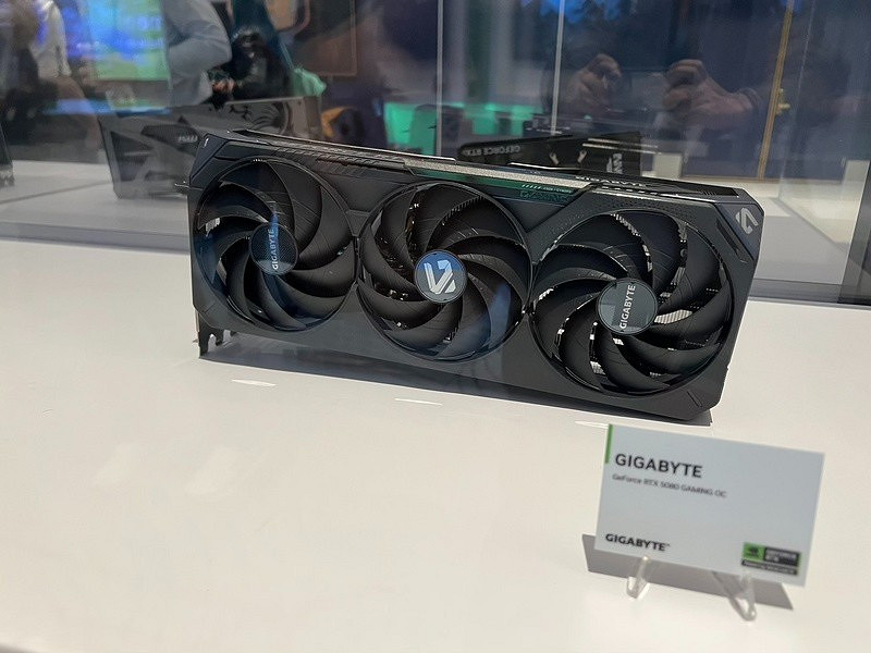 一大批RTX 5090來襲! NVIDIA 公版和AIC非公版顯卡圖賞 一大批RTX 5090來襲! NVIDIA 公版和AIC非公版顯卡圖賞