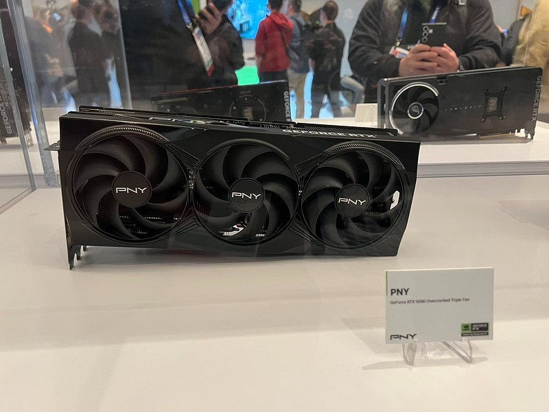 一大批RTX 5090來襲! NVIDIA 公版和AIC非公版顯卡圖賞 一大批RTX 5090來襲! NVIDIA 公版和AIC非公版顯卡圖賞