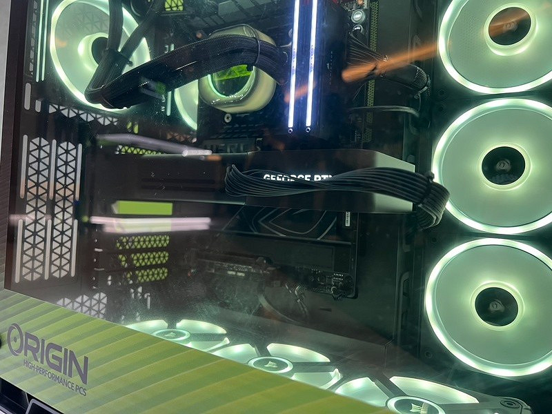 一大批RTX 5090來襲! NVIDIA 公版和AIC非公版顯卡圖賞 一大批RTX 5090來襲! NVIDIA 公版和AIC非公版顯卡圖賞