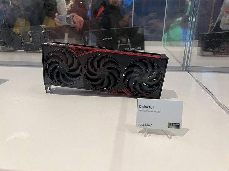 一大批RTX 5090來襲! NVIDIA 公版和AIC非公版顯卡圖賞 一大批RTX 5090來襲! NVIDIA 公版和AIC非公版顯卡圖賞