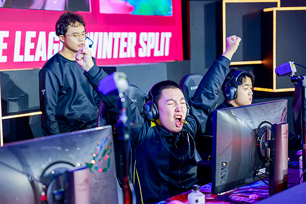 破繭登峰!恭喜TOP戰隊榮獲2024HEL精英聯賽冬季賽總冠軍! 破繭登峰!恭喜TOP戰隊榮獲2024HEL精英聯賽冬季賽總冠軍!