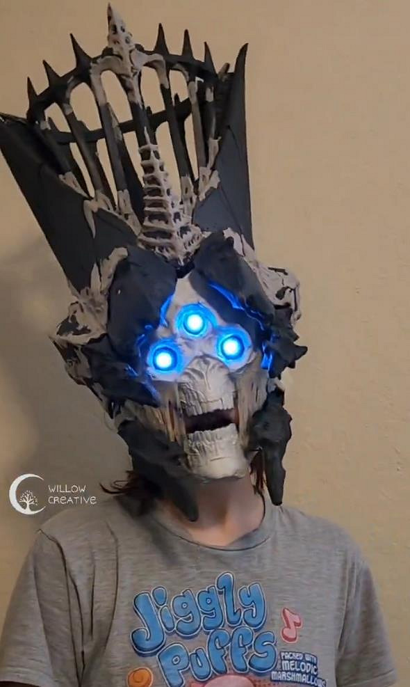 國外玩家自製《命運2》巫妖女王頭盔:還原度高達99% 國外玩家自製《命運2》巫妖女王頭盔:還原度高達99%