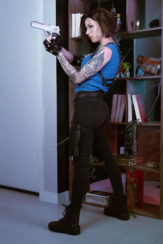 國外小姐姐COS《生化3》吉爾 身材婀娜的冷豔美女！