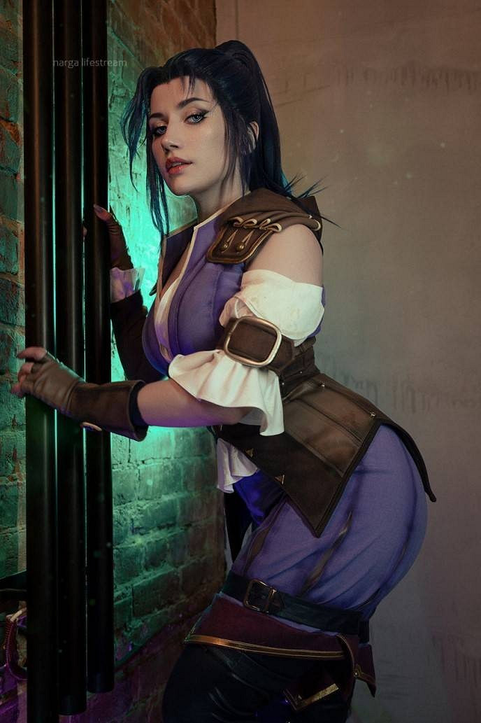 毛妹COS《奧術》凱瑟琳 高馬尾深V身材火辣動人