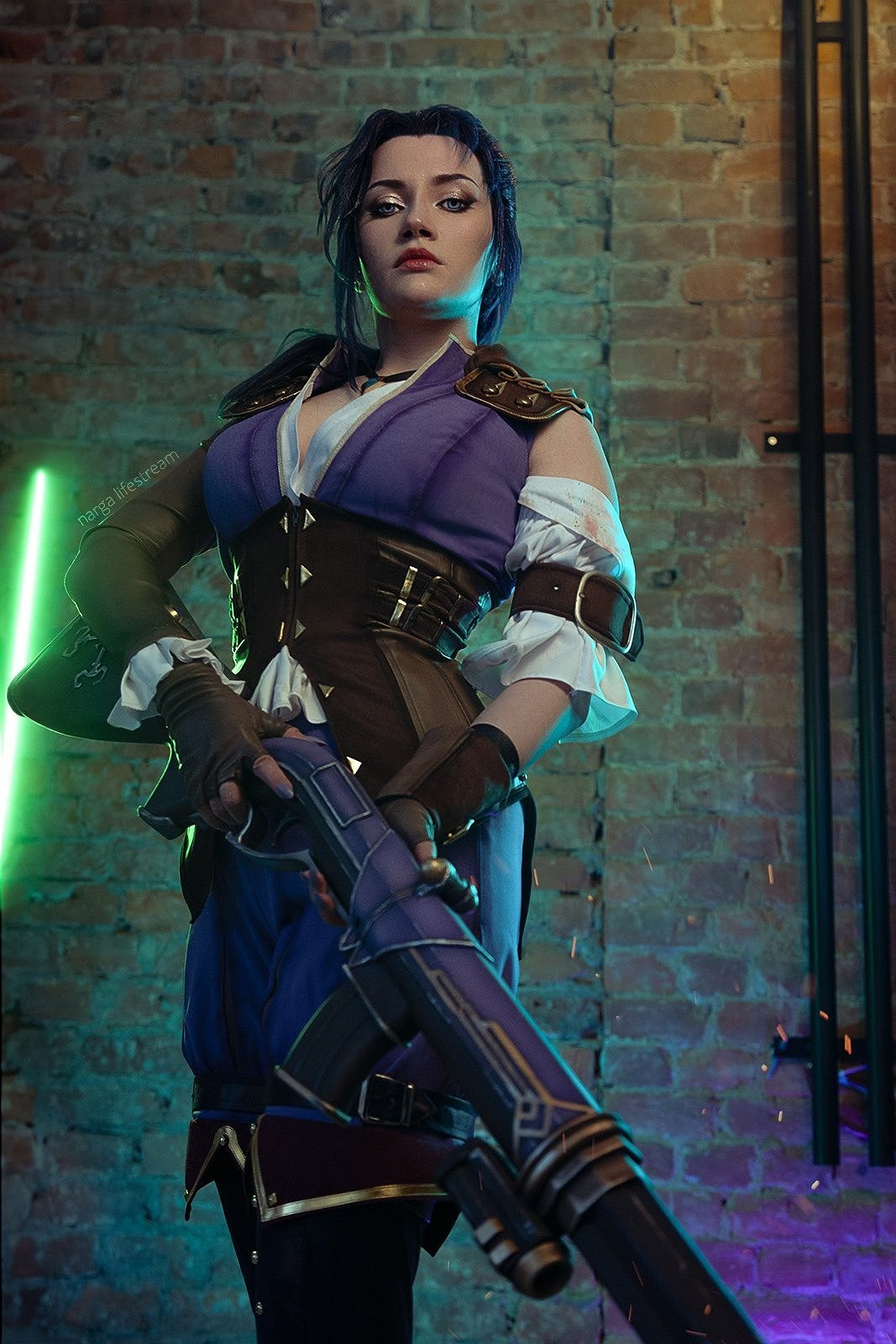 毛妹COS《奧術》凱瑟琳 高馬尾深V身材火辣動人