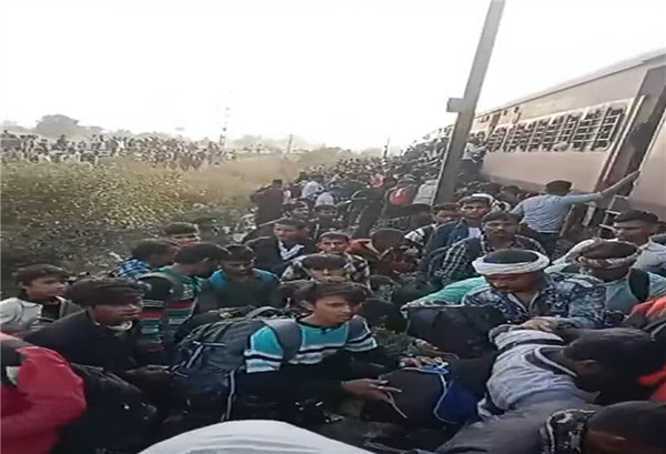 印度乘客誤拉刹車鏈多人跳火車被撞 已致至少12人死亡 印度乘客誤拉刹車鏈多人跳火車被撞 已致至少12人死亡