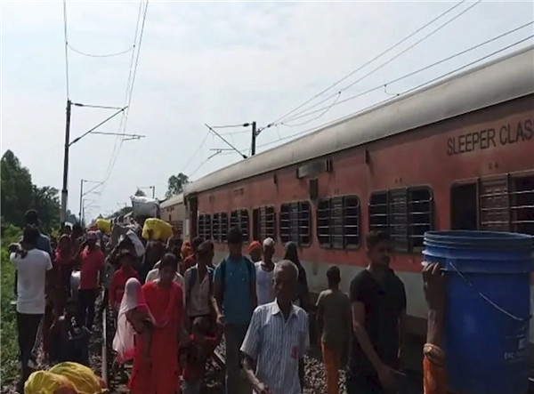 印度乘客誤拉刹車鏈多人跳火車被撞 已致至少12人死亡 印度乘客誤拉刹車鏈多人跳火車被撞 已致至少12人死亡