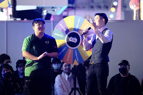 《虹彩六號》感恩慶典 鳥屎與GodJJ領銜帶來精彩表演賽 《虹彩六號》感恩慶典 鳥屎與GodJJ領銜帶來精彩表演賽