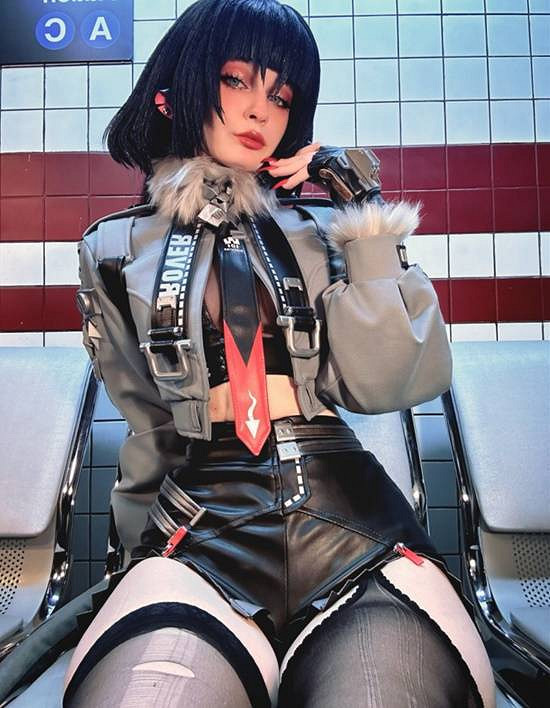 俄羅斯小姐姐COS《絕區零》簡·杜 黑絲破洞身材曼妙