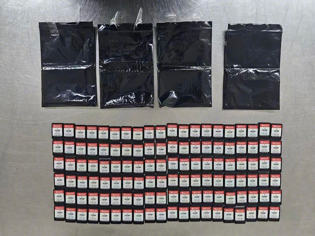 女旅客文胸走私120張NS卡帶!均是《EA SPORTS FC 25》遊戲 女旅客文胸走私120張NS卡帶!均是《EA SPORTS FC 25》遊戲