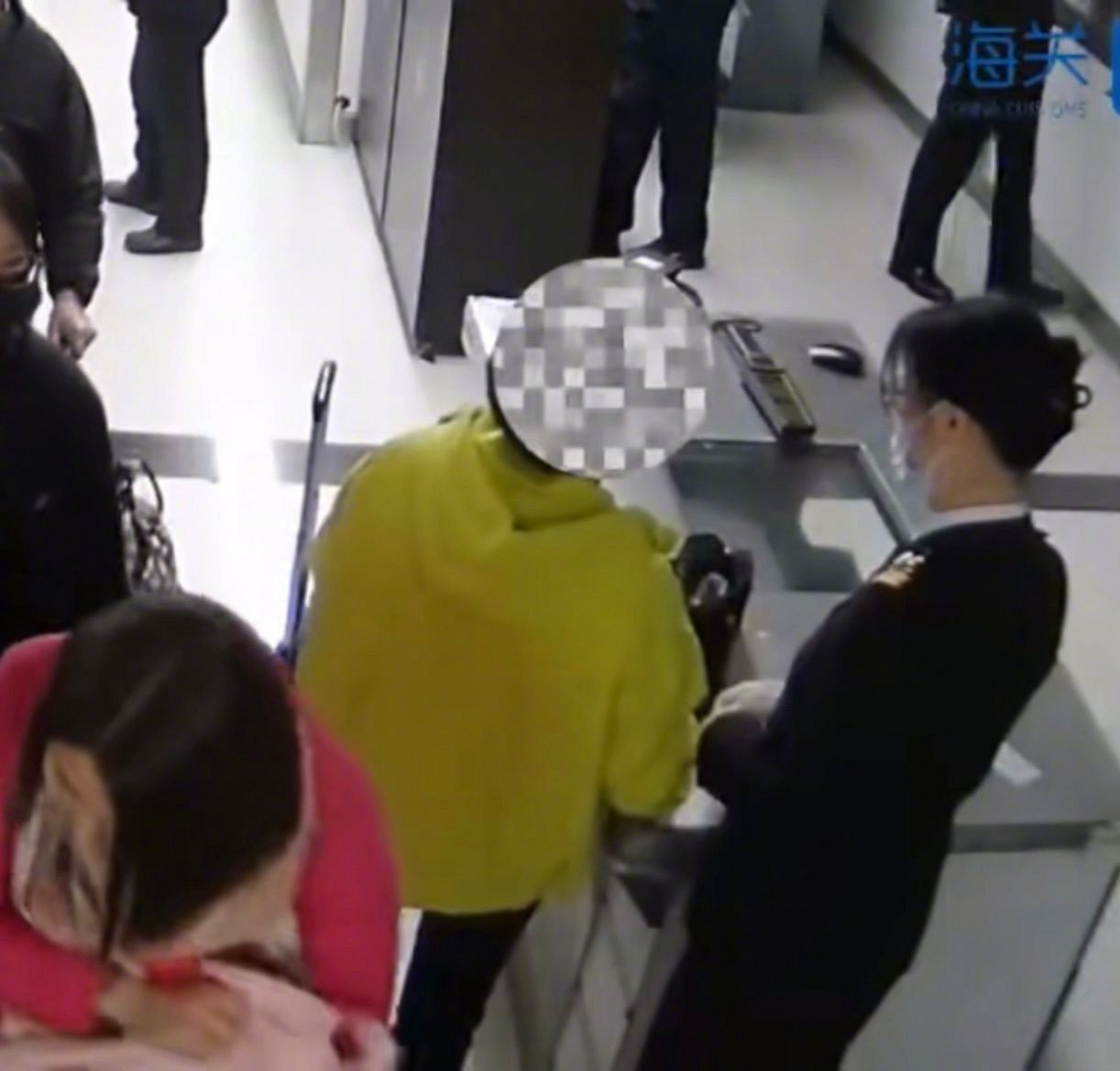 女旅客文胸走私120張NS卡帶!均是《EA SPORTS FC 25》遊戲 女旅客文胸走私120張NS卡帶!均是《EA SPORTS FC 25》遊戲