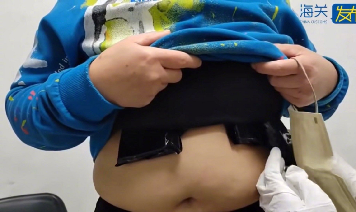 女旅客文胸走私120張NS卡帶!均是《EA SPORTS FC 25》遊戲 女旅客文胸走私120張NS卡帶!均是《EA SPORTS FC 25》遊戲