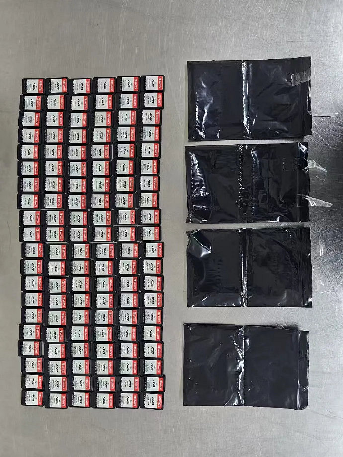 別舔了!海關在一名女性旅客文胸內發現大量NS卡帶 別舔了!海關在一名女性旅客文胸內發現大量NS卡帶