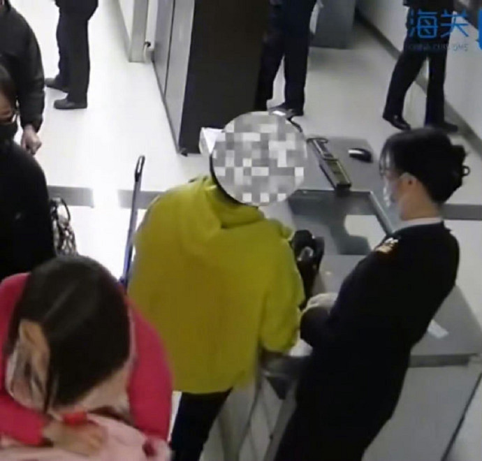 別舔了!海關在一名女性旅客文胸內發現大量NS卡帶 別舔了!海關在一名女性旅客文胸內發現大量NS卡帶