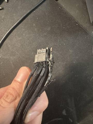 全球首例？使用者使用第三方電源線導致RTX5090首燒