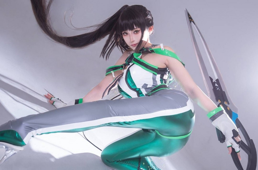 日本美女Cos《劍星》女主伊芙：造型、姿勢很還原！