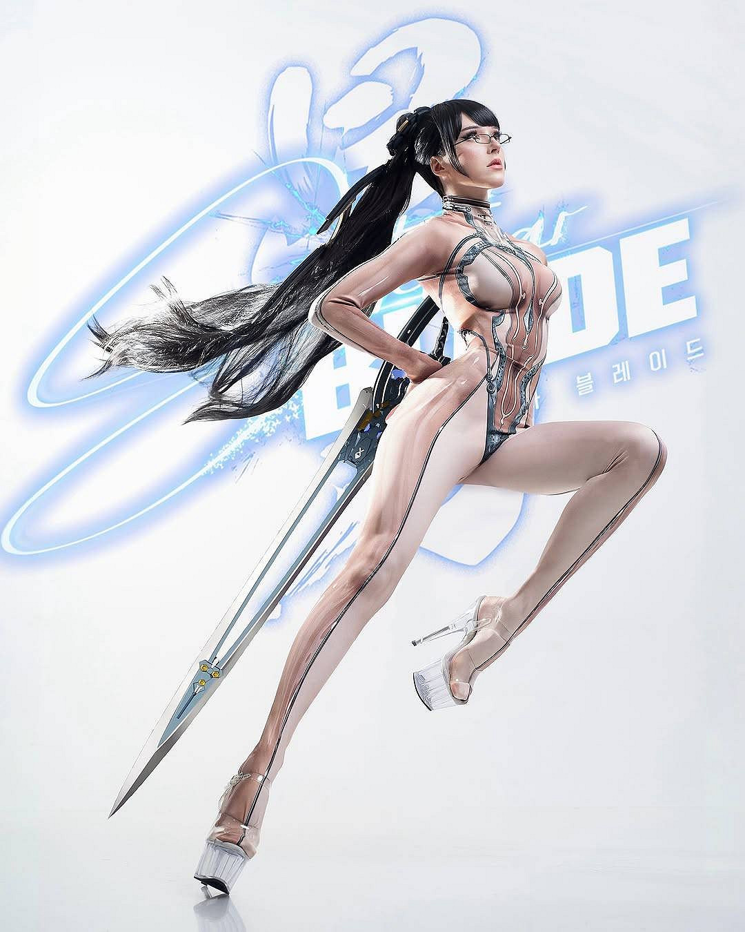 國外美女COS《劍星》膚質戰衣版伊芙 身材纖毫畢現！