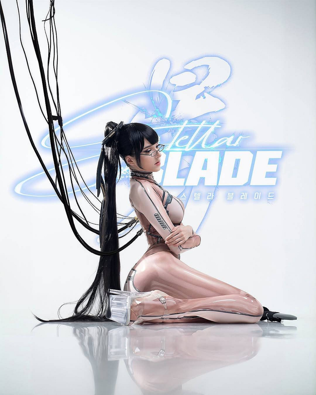 國外美女COS《劍星》膚質戰衣版伊芙 身材纖毫畢現！