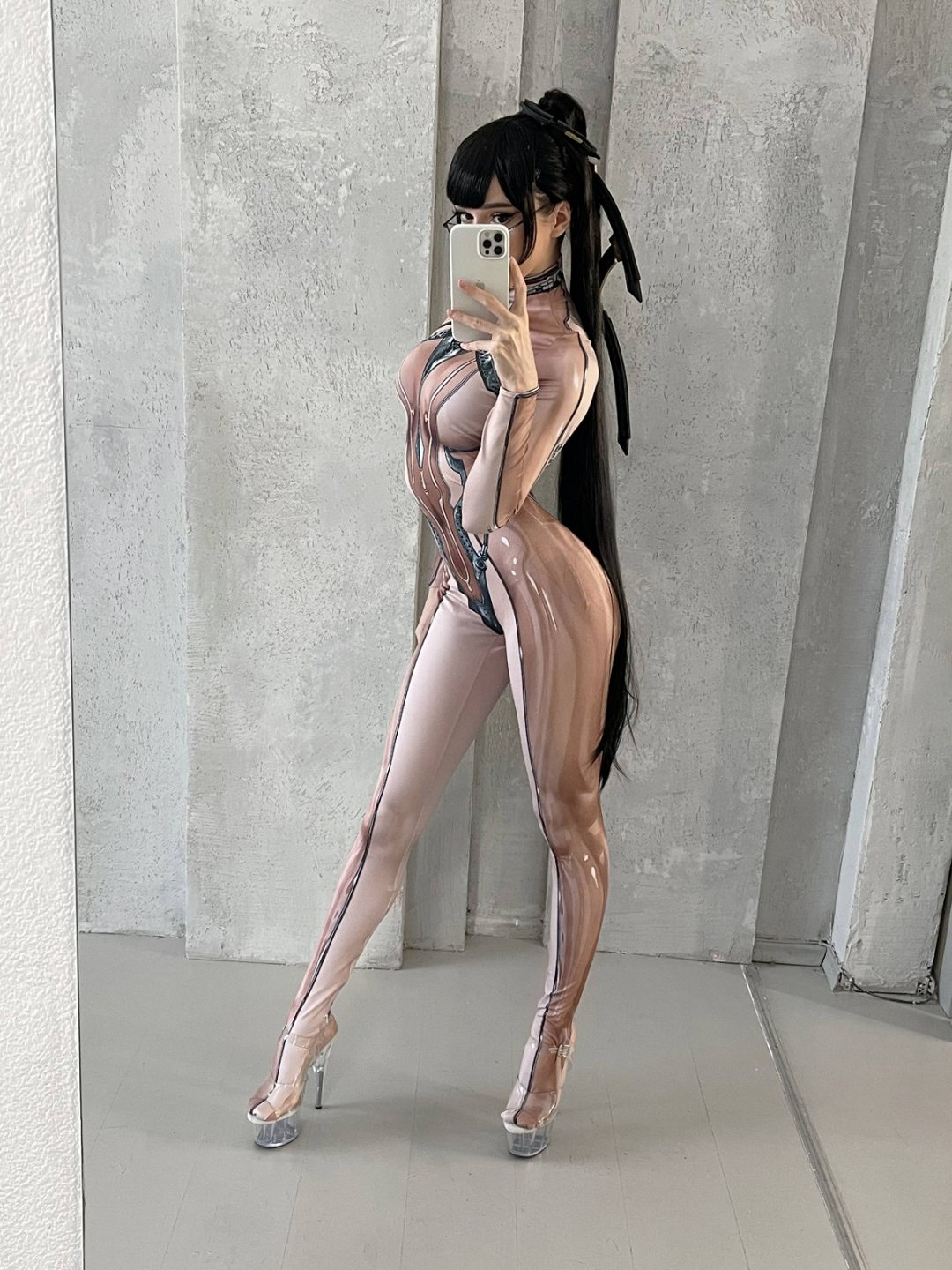 國外美女COS《劍星》膚質戰衣版伊芙 身材纖毫畢現！