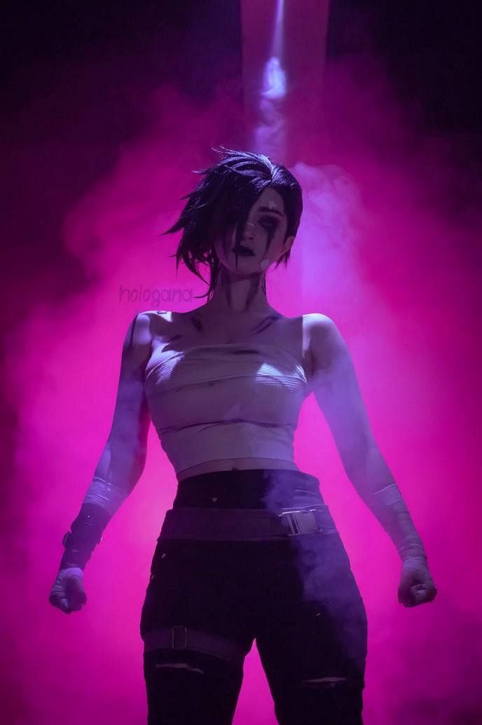 俄羅斯小姐姐COS《奧術》蔚 超絕胸肌引人矚目！